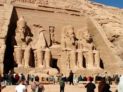 abu simbel front 2 Kuil Termegah Peninggalan Jaman Mesir Kuno