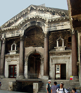 vestibule in peristyle