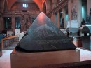 top of pyramid * Pyramidion of Amenmirat III during the 12th dynasty (1991-1786 BC). Made of black granite and polished to a high gloss, it is carefully carved on one side with a protective bird. * 432 x 324 * (46KB)