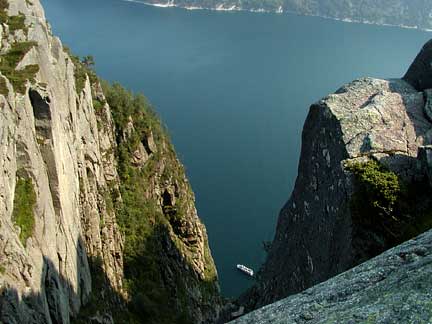 preikestolen tourist ship