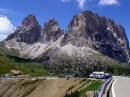 passo di gardena rock trio * These three mountains rise magnificently above the Passo di Gardena, providing a spectacular view to anyone who ventures up the pass. * 432 x 323 * (59KB)